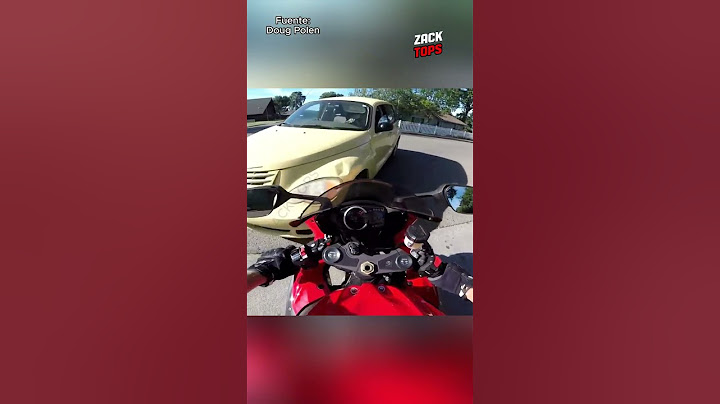¿Accidente o agresión?, Motociclista rompe el vidrio de un vehículo que lo rozó. #youtubeshorts