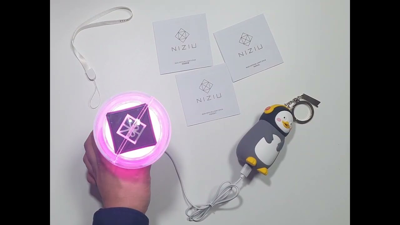 Niziu OFFICIAL LIGHT STICK / 니쥬 응원봉 - YouTube
