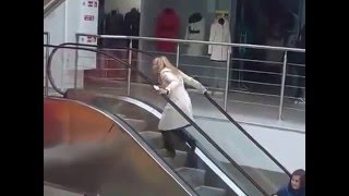 Дура на эскалаторе. Упрямая блондинка. Лучшие приколы. Дура на эскалаторе. Упрямая блондинка. Лучшие приколы.