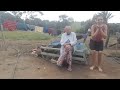 Acendendo o fogão a lenha colocando comida no fogo