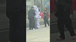 Driving in London and I came across the abominable snowman the paper type #abominablesnowman #london