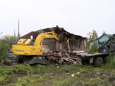 Рабочие приступили к сносу аварийного дома на ул. Присухонской в Вологде