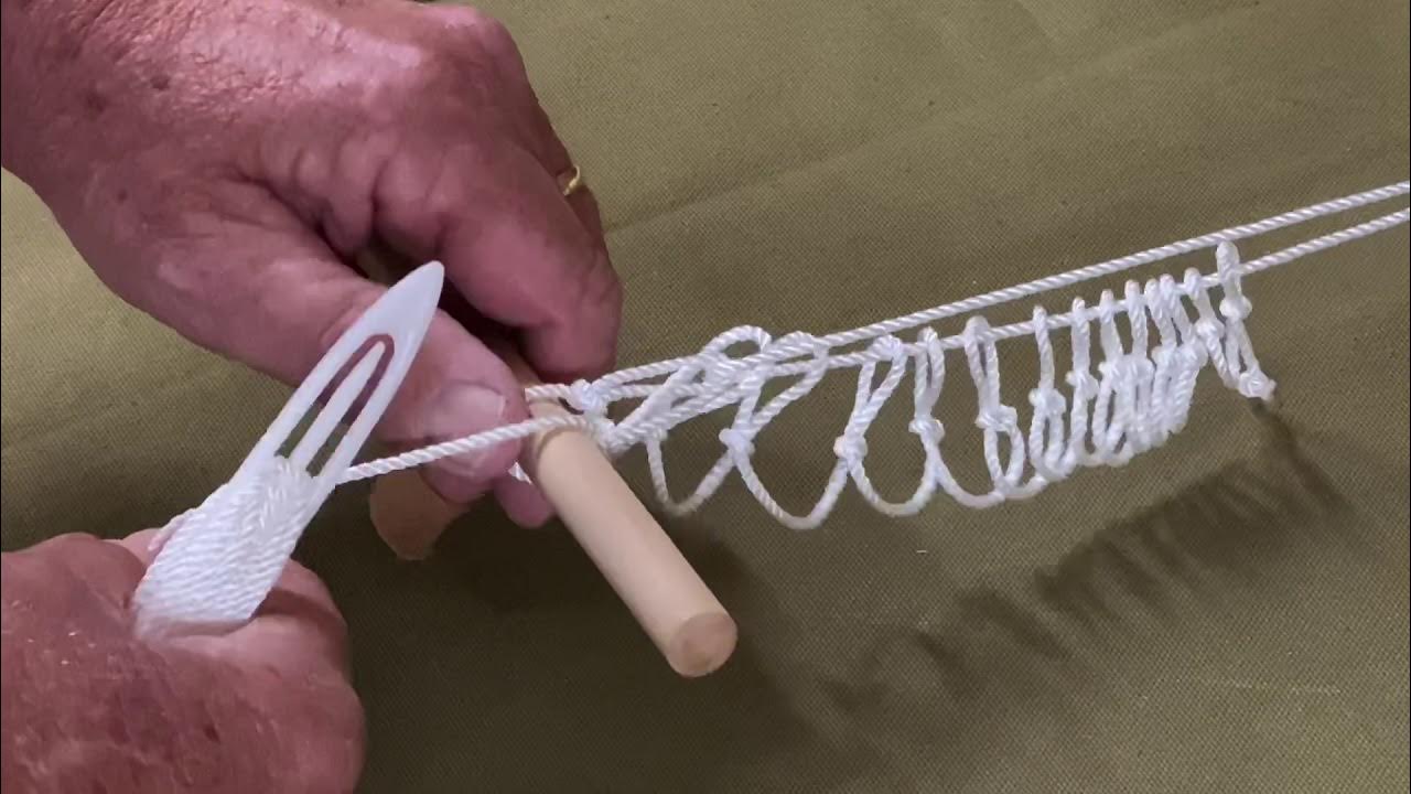 узлы для рыболовных сетей. Making nets. Making nets. плетение сетки. бабушка вяжет крючком.