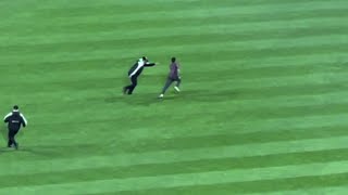 Play by Play of White Sox Fan 🏃Juking Security Guards 🚨