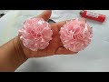 Flor pompom  com fita de cetim