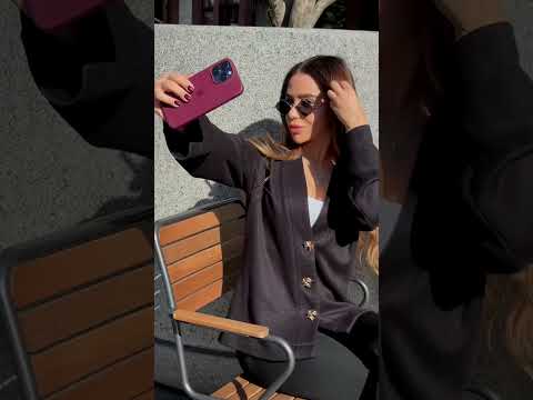 Чёрный укороченный приталенный кардиган “Mollia” — теплый трикотажный кардиган с оригинальными пуговками, видео 1