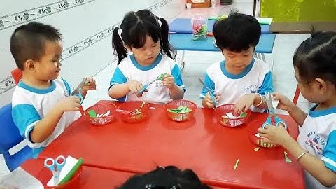 em bé thực hành kỹ năng | bé tập làm thủ công | cắt hình chiếc lá | Mầm Non Tư Thục Thiên King