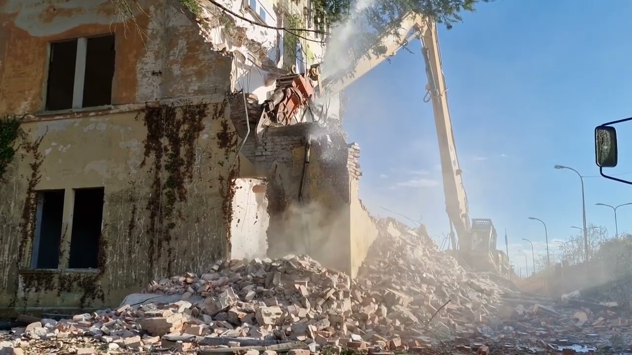 DEMOLIZIONE CASERMA MONTE PASUBIO CERVIGNANO DICEMBRE 2023 TRANS GHIAIA CATERPILLAR 345 DEMOLITON