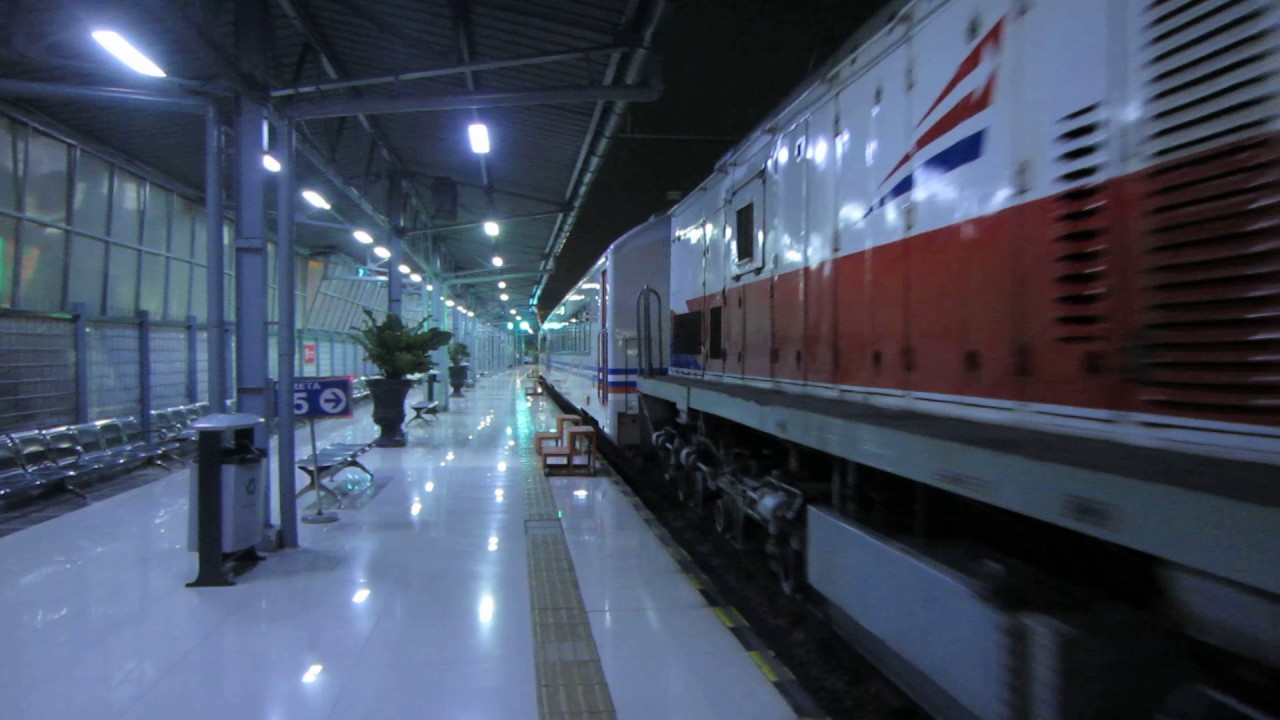 KA Menoreh 150 masuk jalur 1 Stasiun Pasar Senen - YouTube