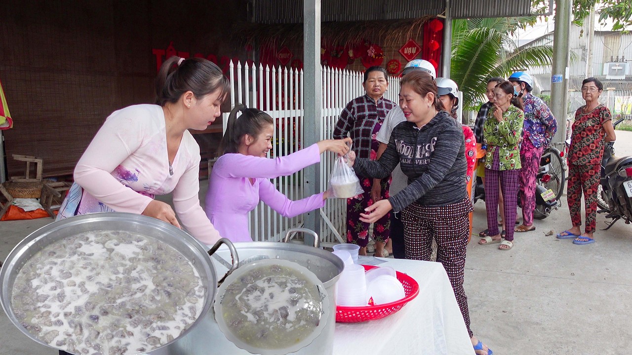 Sáng Sớm Bà Con Đã Có Nồi Chè Bắp Khoai Cao Thơm Ngon từ Tấm Lòng Cô Khanh Thúy Gửi Tặng | HQ #1824