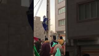 Direk Dansı Yapan Kadın Dağıttı. Direk Dansı Yapan Kadın Dağıttı.