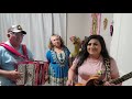 Cantando con Papa y Mama bajosexto y accordeon tema La Entalladita