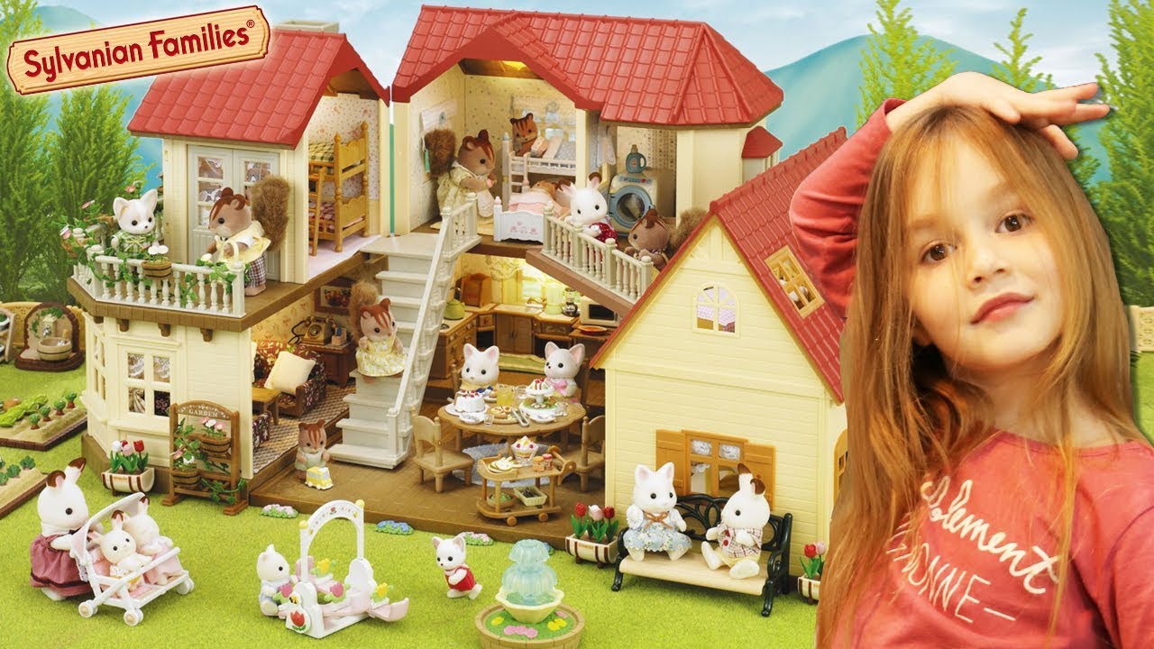 Les Sylvanian Families ont installé le sapin de Noël dans le salon. La  grande maison tradition éclairée …