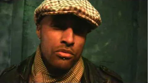 Soul singer Jason Jasper stands with refugees