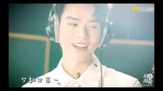 Gong Jun with two little kids sing 