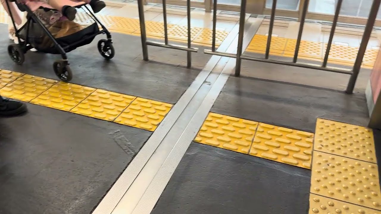 【白杖🧑‍🦯・ベビーカーを優先‼️これぞ、本当のエレオタだ‼️】千葉都市モノレールのエレベーターにて白杖🧑‍🦯・ベビーカーを優先するエレオタ