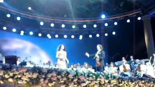 Andre Rieu Maastricht 2009. Dress Rehearsal; Andre talks with Carmen Monarcha