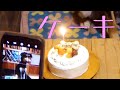 犬がケーキをむさぼる