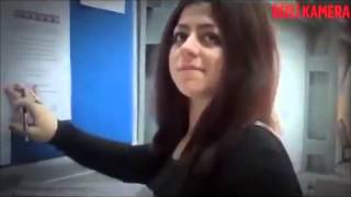 Adam Kalabalıkta Kıza Neler Yaptırıyor... Adam Kalabalıkta Kıza Neler Yaptırıyor...