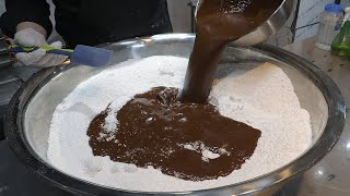 приготовление шоколадного рисового пирога - корейская уличная еда