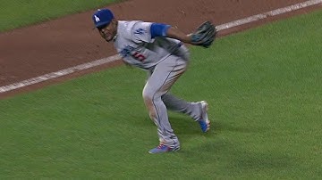 LAD@SF: Uribe charges in for a nice barehanded play