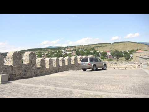 ავტომობილები ახალციხის ციხის ციტადელზე