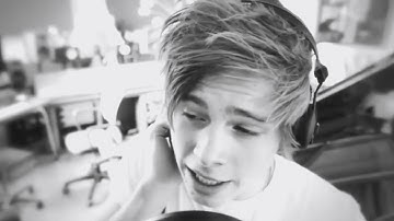 5 Seconds of Summer - Ghost Of You ( Music Video)