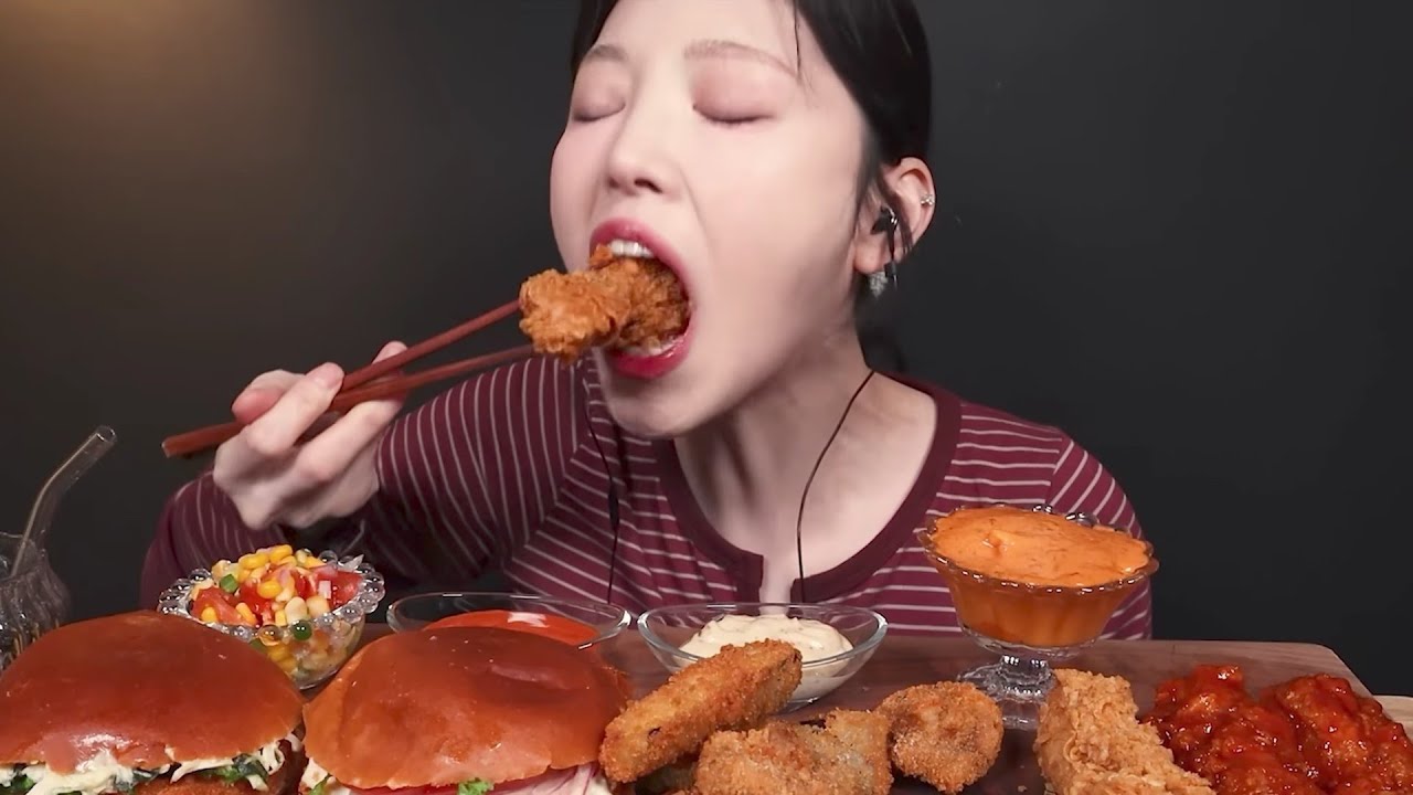 @EatwithBoki eating yummy burger 🍔 chicken wings fried chicken 🍗🤤#mukbang #mukbanginternational 