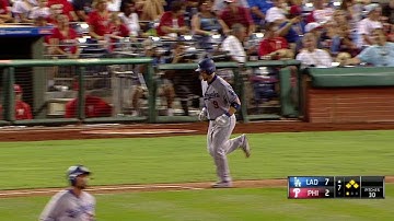 LAD@PHI: Grandal plates a run on bases-loaded walk