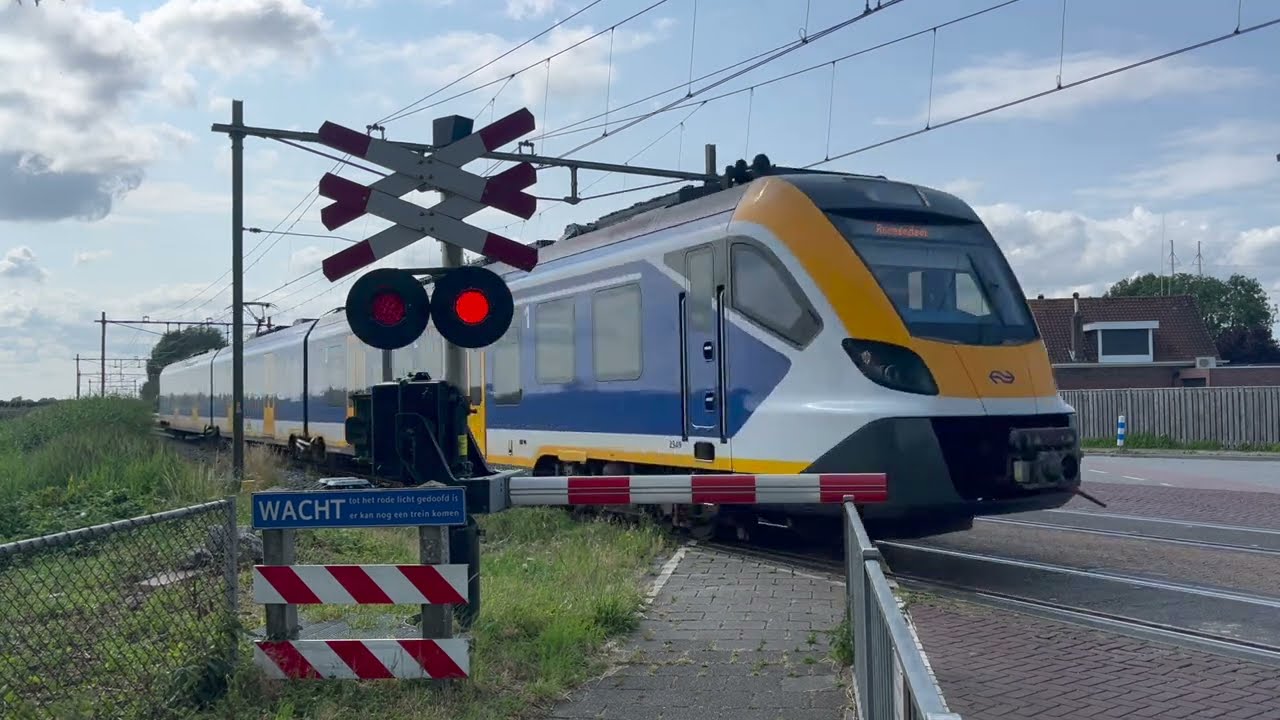 Spoorwegovergang Rilland // Dutch Railroad Crossing