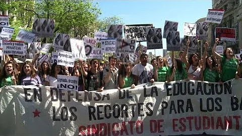 Spain: students demo against budget cuts in education