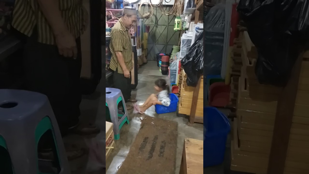 Video Lucu Anak Kecil terjebak di keranjang belanja - YouTube