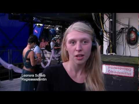 künstlereingang-folge-6-|-sie-bringen-maddalena-in-die-badewanne-und-chénier-zum-applaus