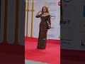 فتاة احلام كل الاجيال ليلي علوي تبهر الجميع بفستان ذهبي لامع في مهرجان القاهرة