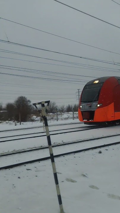 ЭС2Г-017 "Ласточка" с сообщением Самара-Тольятти проезжает переезд # ...