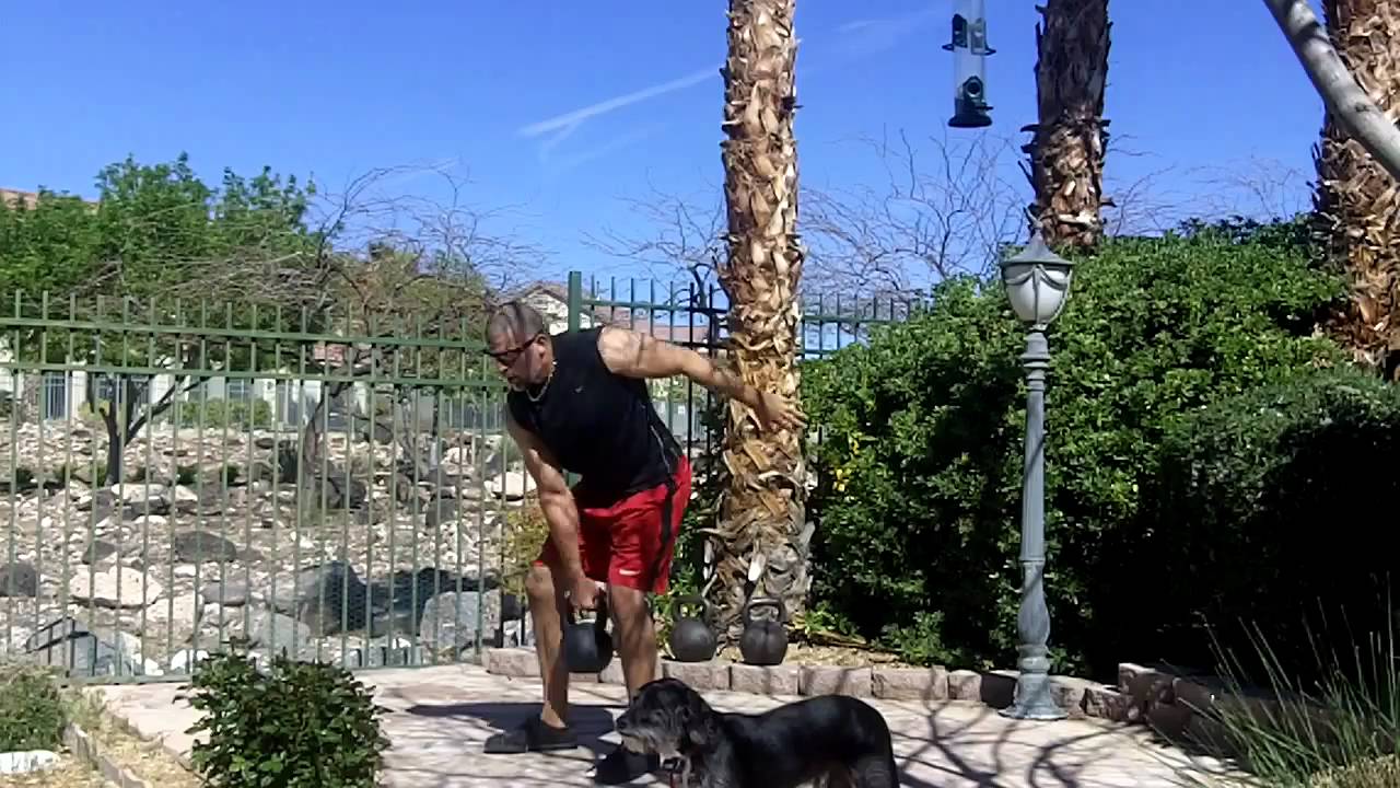 Упражнение «рывок гири одной рукой» с Майком Малером направлено на достижение различных целей.