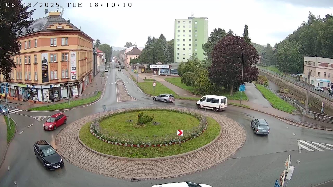 Trutnov - ul. Polská, kruhový objezd | Live Webcam