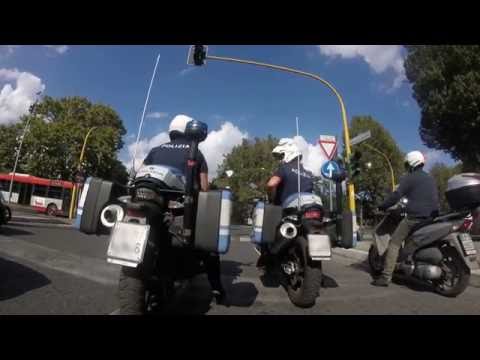 Motociclisti Polizia Di Stato In Transito Con Partenza Allegra Al Semaforo