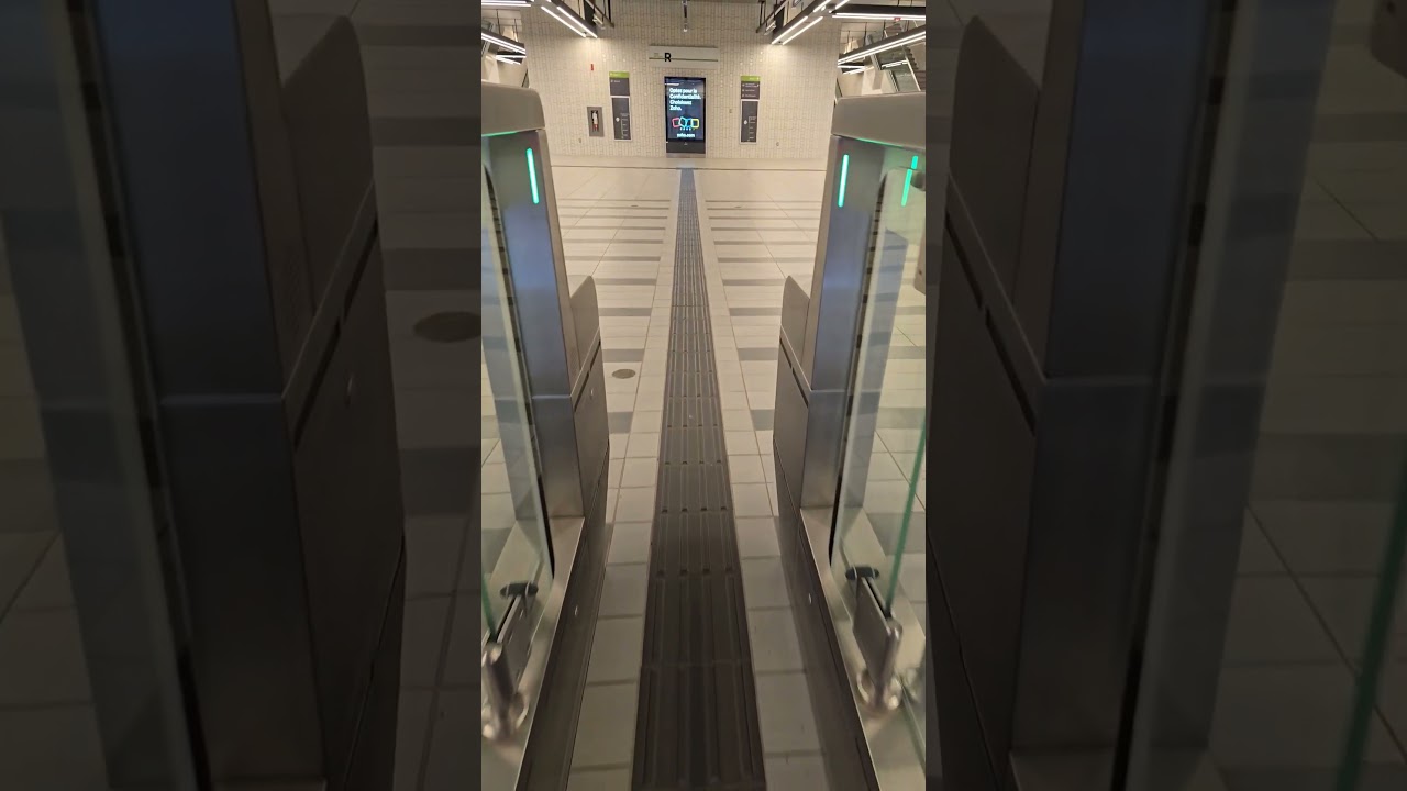 REM fare gates at Île-des-Sœurs station