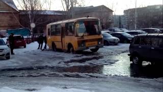 Две &quot;Нивы&quot; не могут вытащить застрявший автобус &quot;Паз&quot;