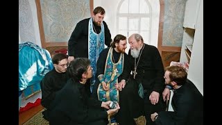 Отец Василий Ермаков делится опытом с молодыми священниками. У него нет ни одного не предавшего Бога