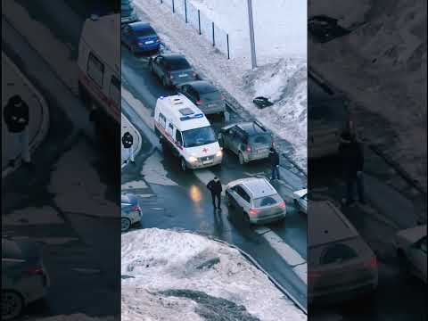 В Ижевске водитель кроссовера не пропустил скорую.