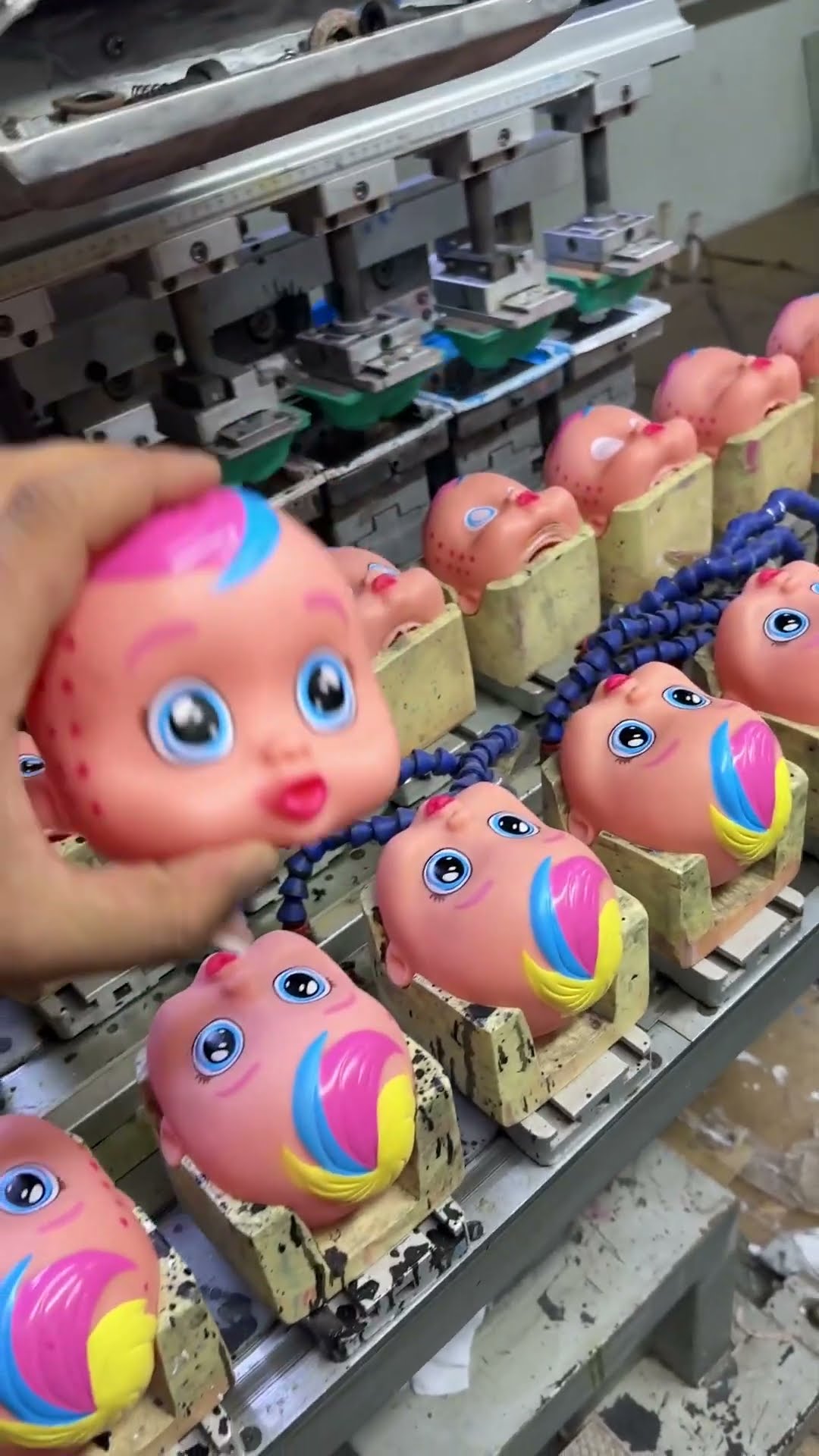 Satisfying Machine Prints Faces on Doll Heads || ViralHog