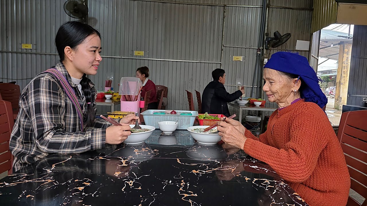 The old woman and Tieu Ly went to the market together to eat a traditional Vietnamese noodle dish.