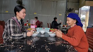 The old woman and Tieu Ly went to the market together to eat a traditional Vietnamese noodle dish.