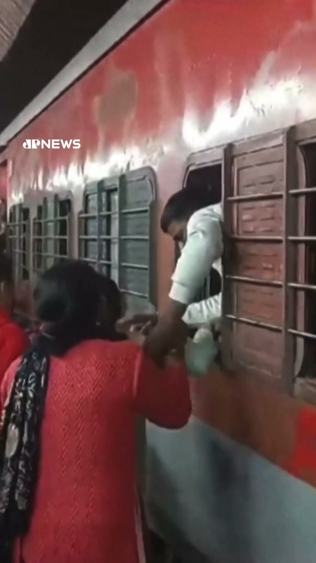 Tumulto em estação de trem na Índia deixa 18 mortos durante peregrinação do Kumbh Mela #shorts