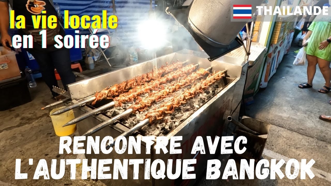 Nourriture dans un marché de nuit en Thailande Immersion dans un marché nocturne local de Bangkok