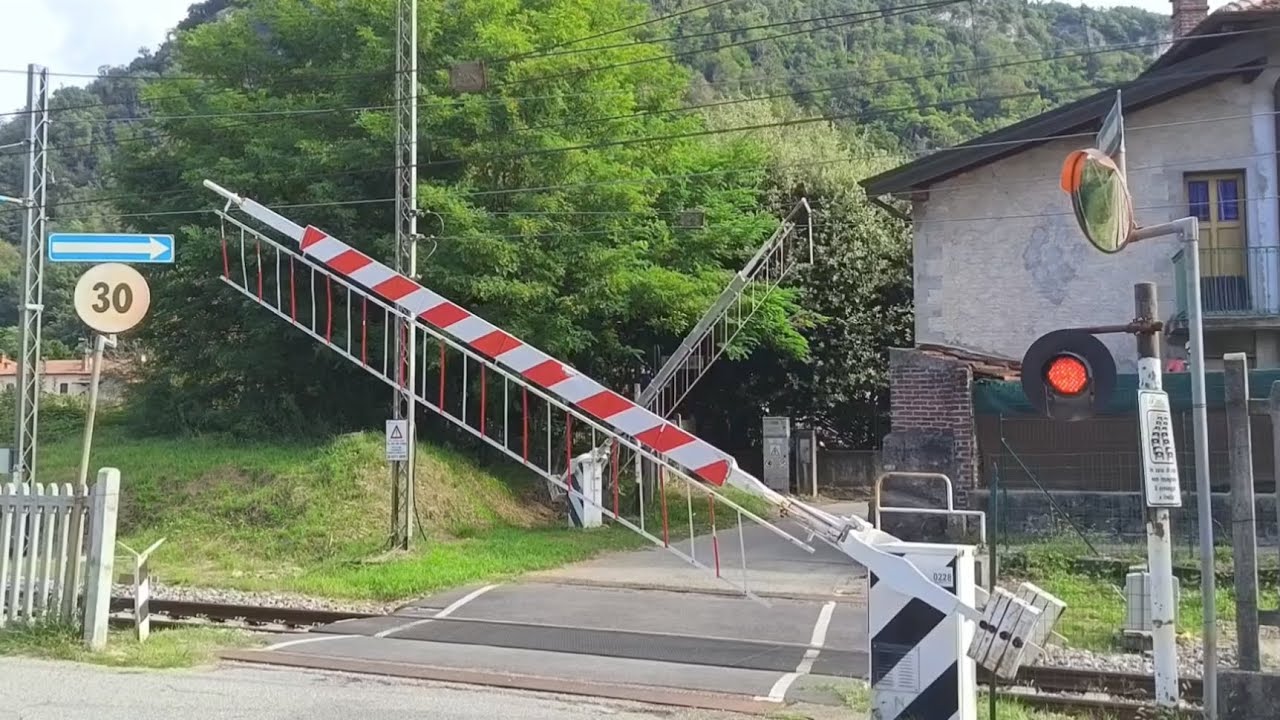 Al FANTASTICO passaggio a livello PASSA di TUTTO!!! INCREDIBILE transito del TRENO regionale!!! 