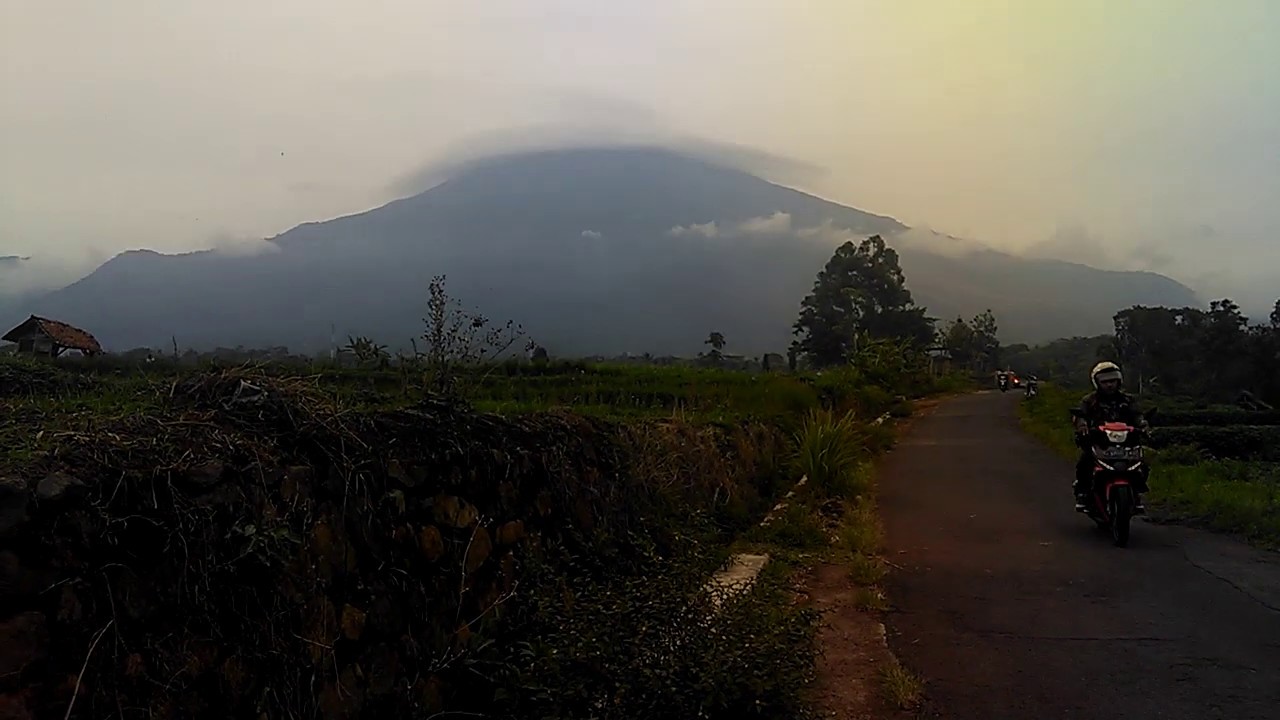 viral ada Penampakan  di  gunung  ceremai YouTube