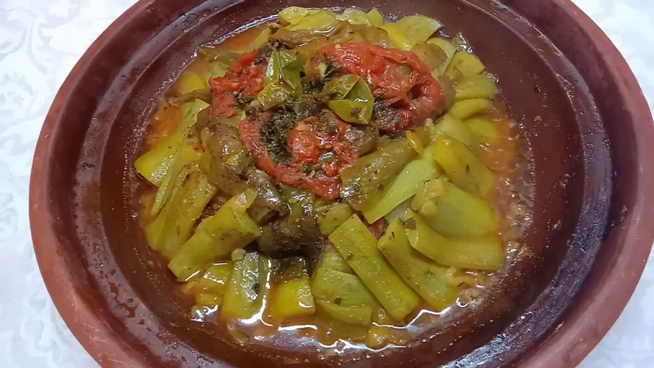 طاجين اللحم و السلاوي و فلفلة مشوية ، كيجي بنين 👌💯.